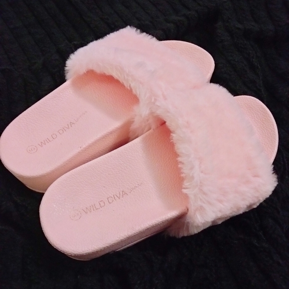 Baby pink slippers - Picture 2 of 4